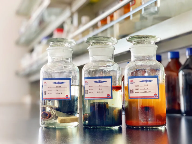 左一：冰河冷媒-4、左二：25%濃度鹽水、左三：30%濃度鹽水