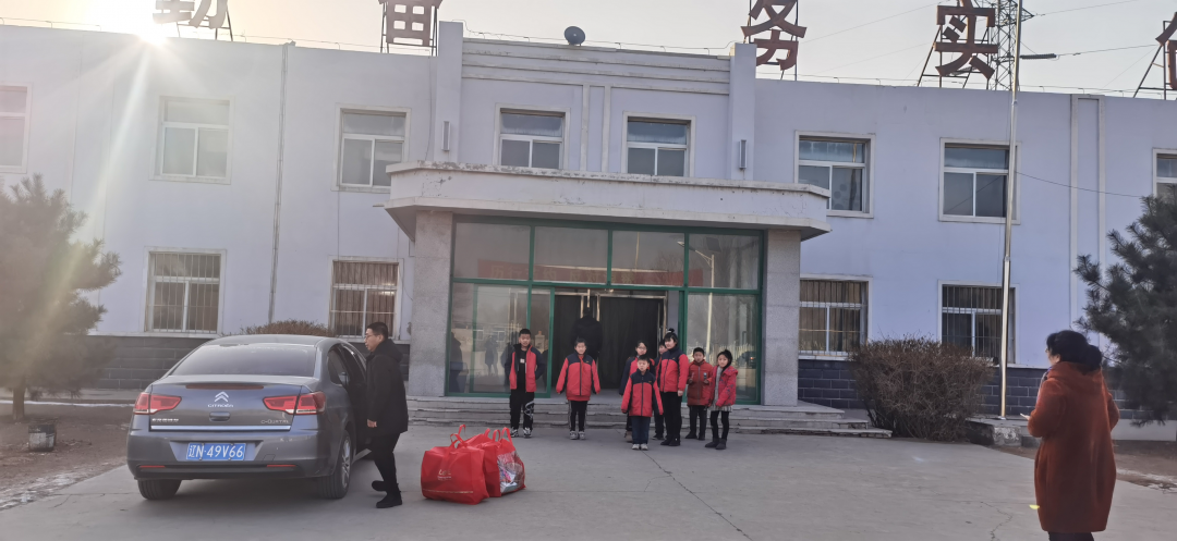 愛心幫扶貧困生，冰河助學(xué)暖人心