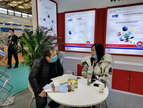 冰河冷媒常務副總范東梅向訪客介紹公司產(chǎn)品